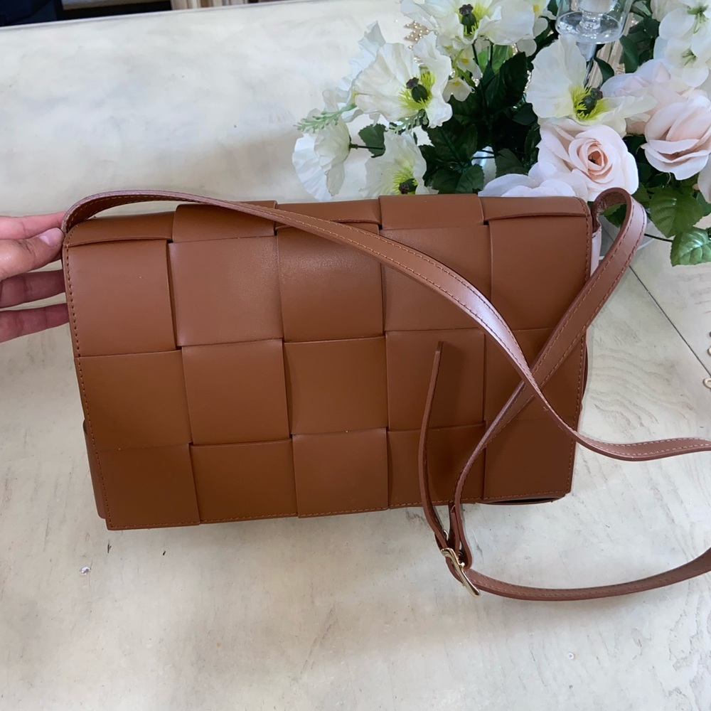 Sleek Brown Leather Crossbody Bag with Adjustable Strap and Secure Closure